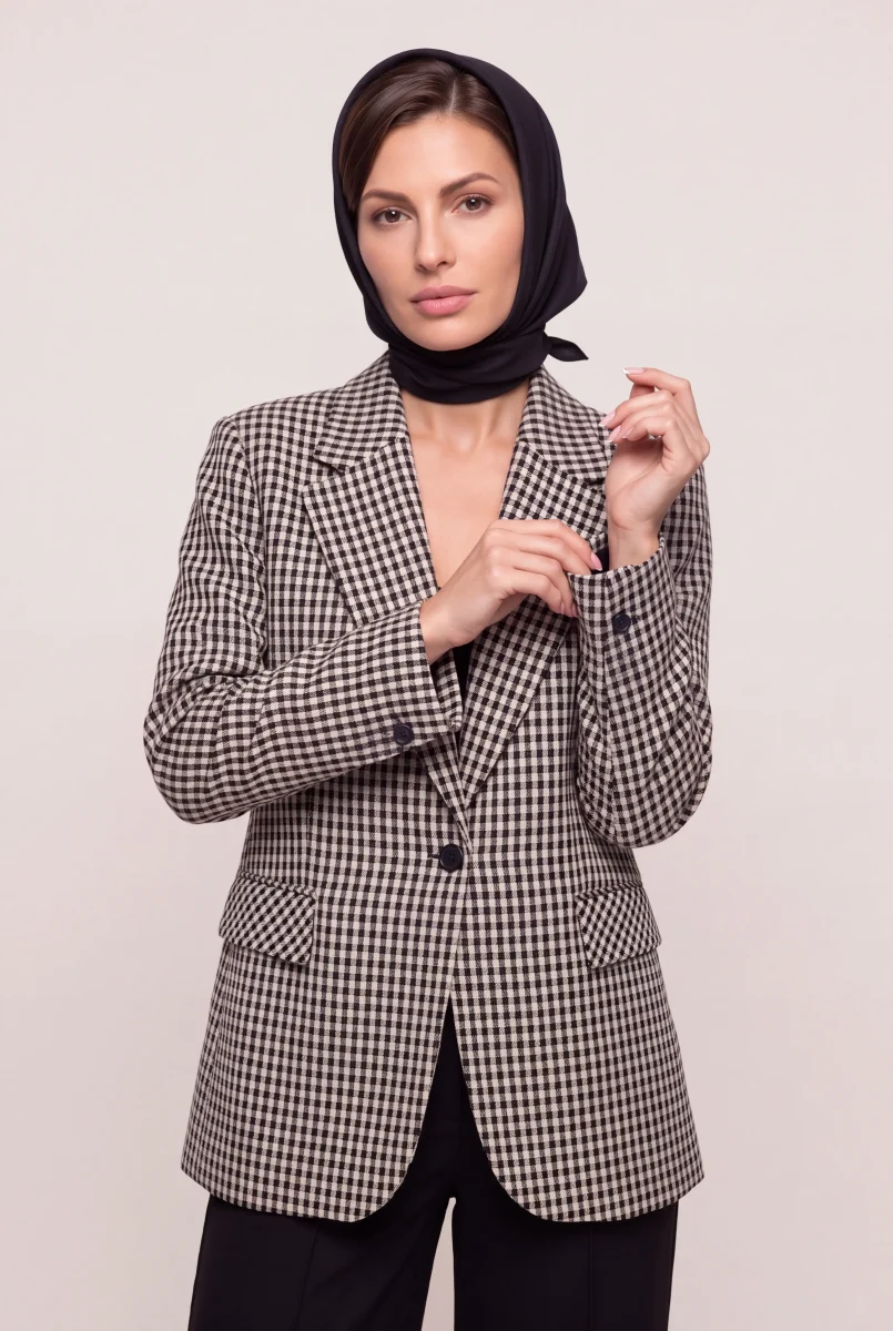 W 403113351567 out pose1